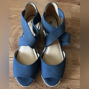 White mountain wedge sandals 8